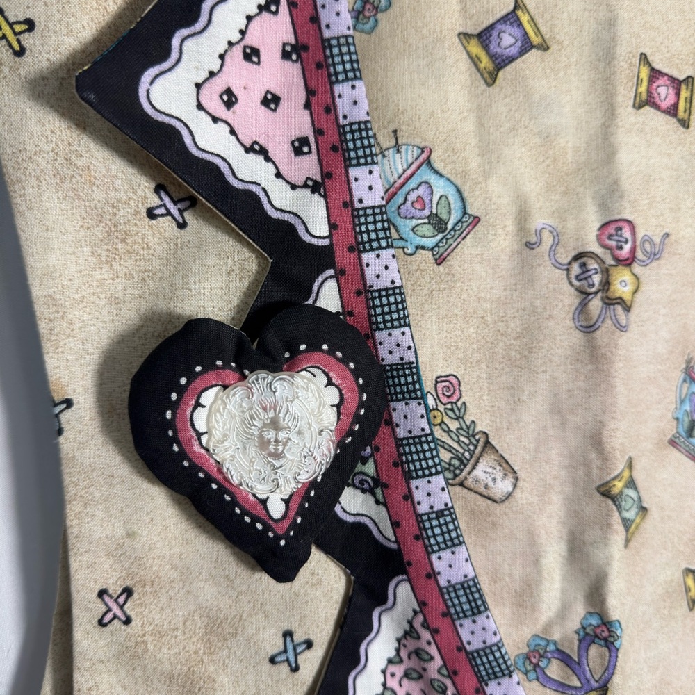 Vintage Artistic Vest with Heart and Scissors Motif Large - Picture 3 of 9